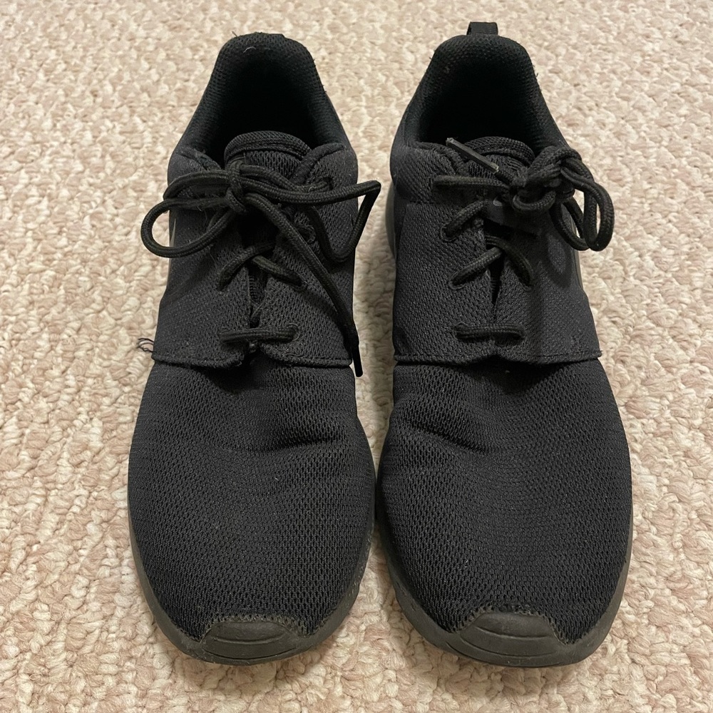 Black Nikes W